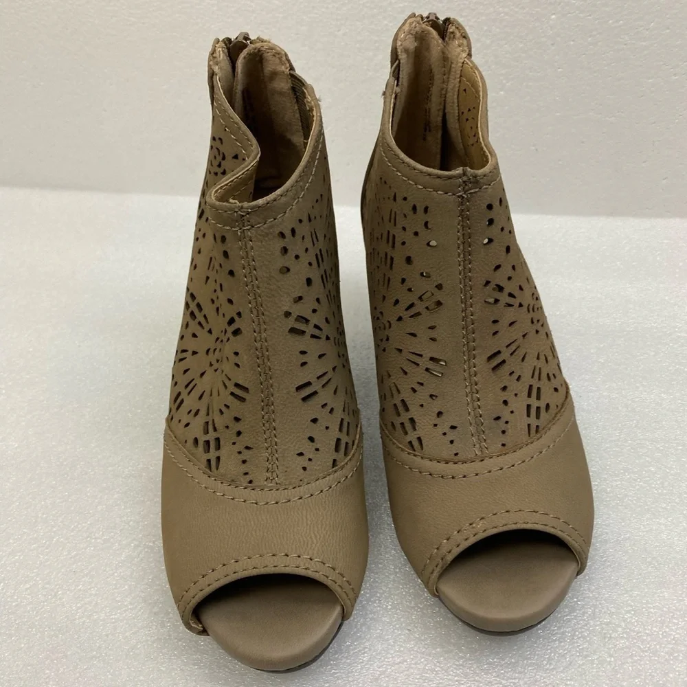 Earth Origins Shaye Taupe Khaki Tan Neutral Heel Leather Laser cut Bootie Size 6
